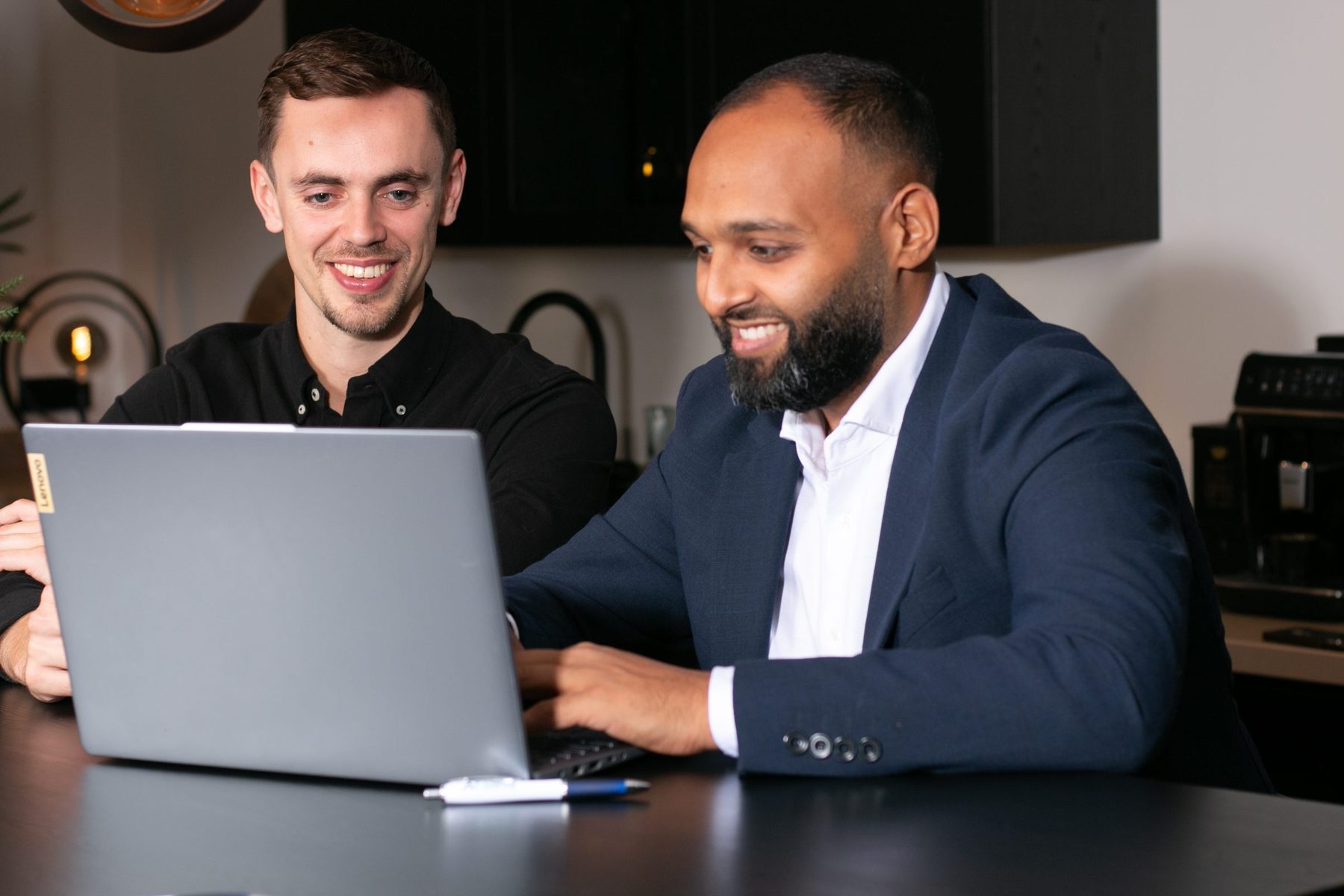 Roy Vermolen en Ashwin Manna werken samen aan een laptop.