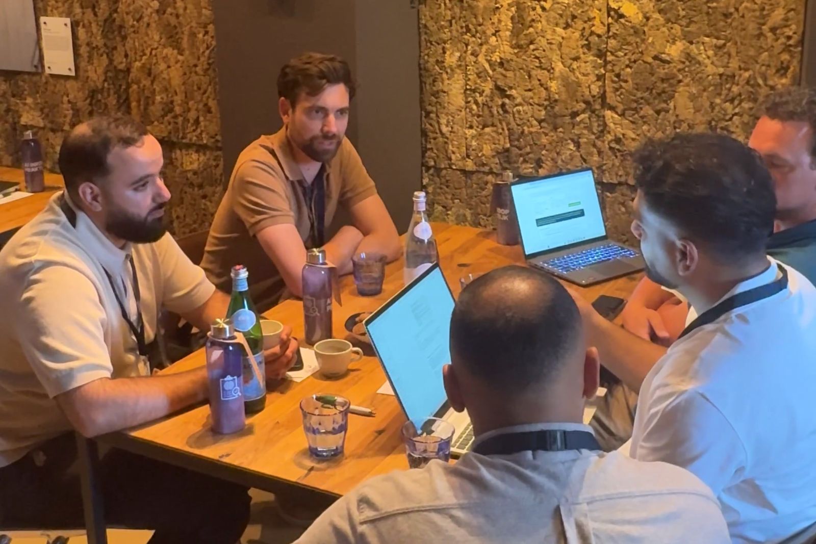 Deelnemers overleggen aan een praktijktafel.