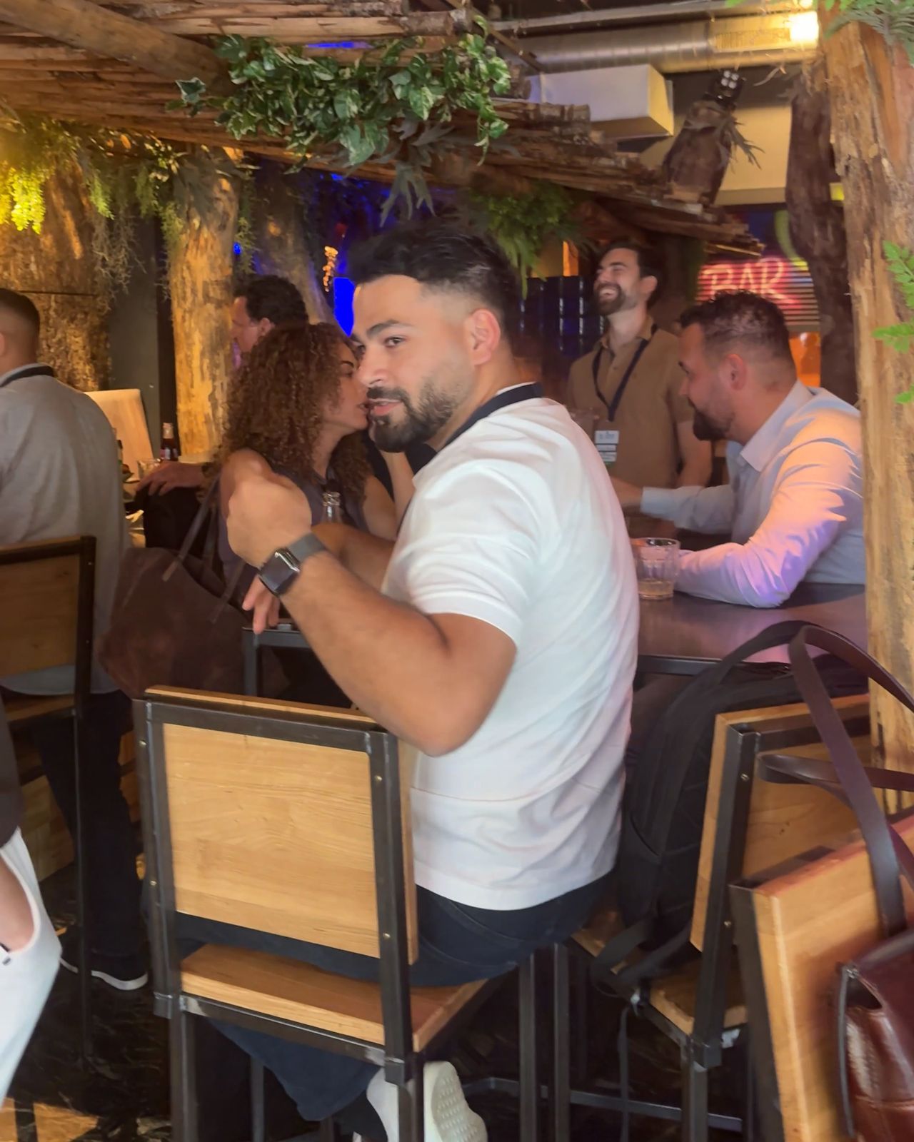 Deelnemers praten na tijdens de borrel.